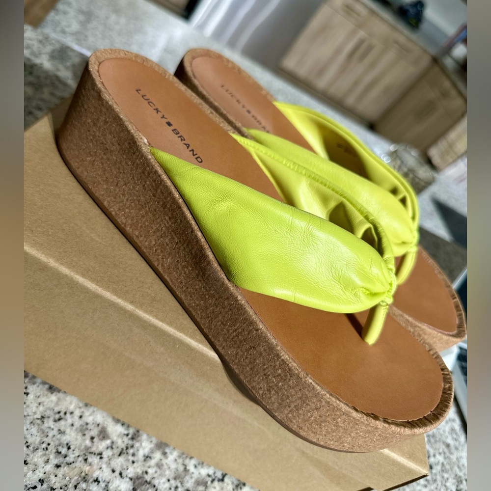 NWT Lucky Sandals